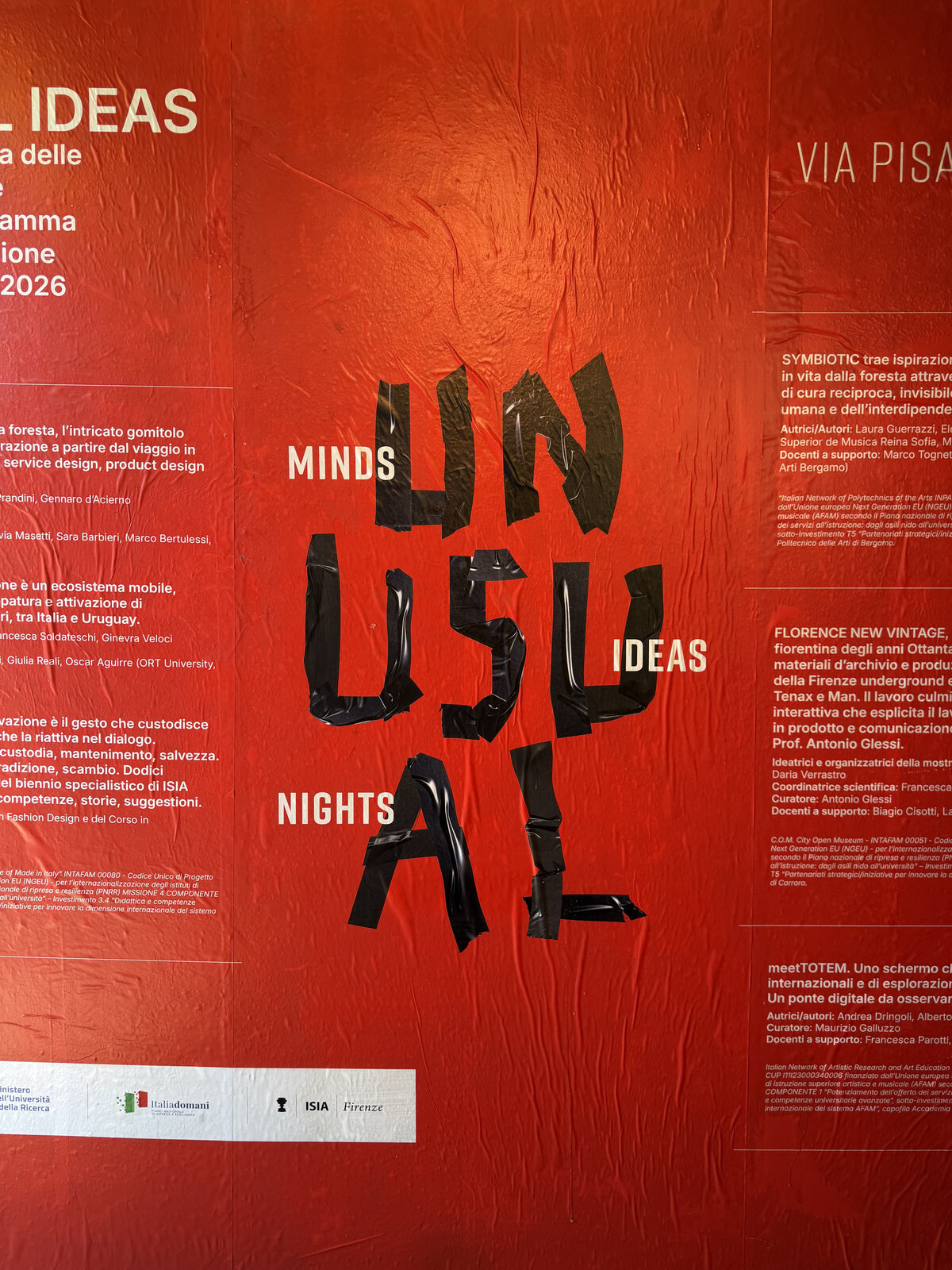 Piros UNUSUAL plakát, amely a SYMBIOTIC, a Florence New Vintage és a meetTOTEM projekteket írja le