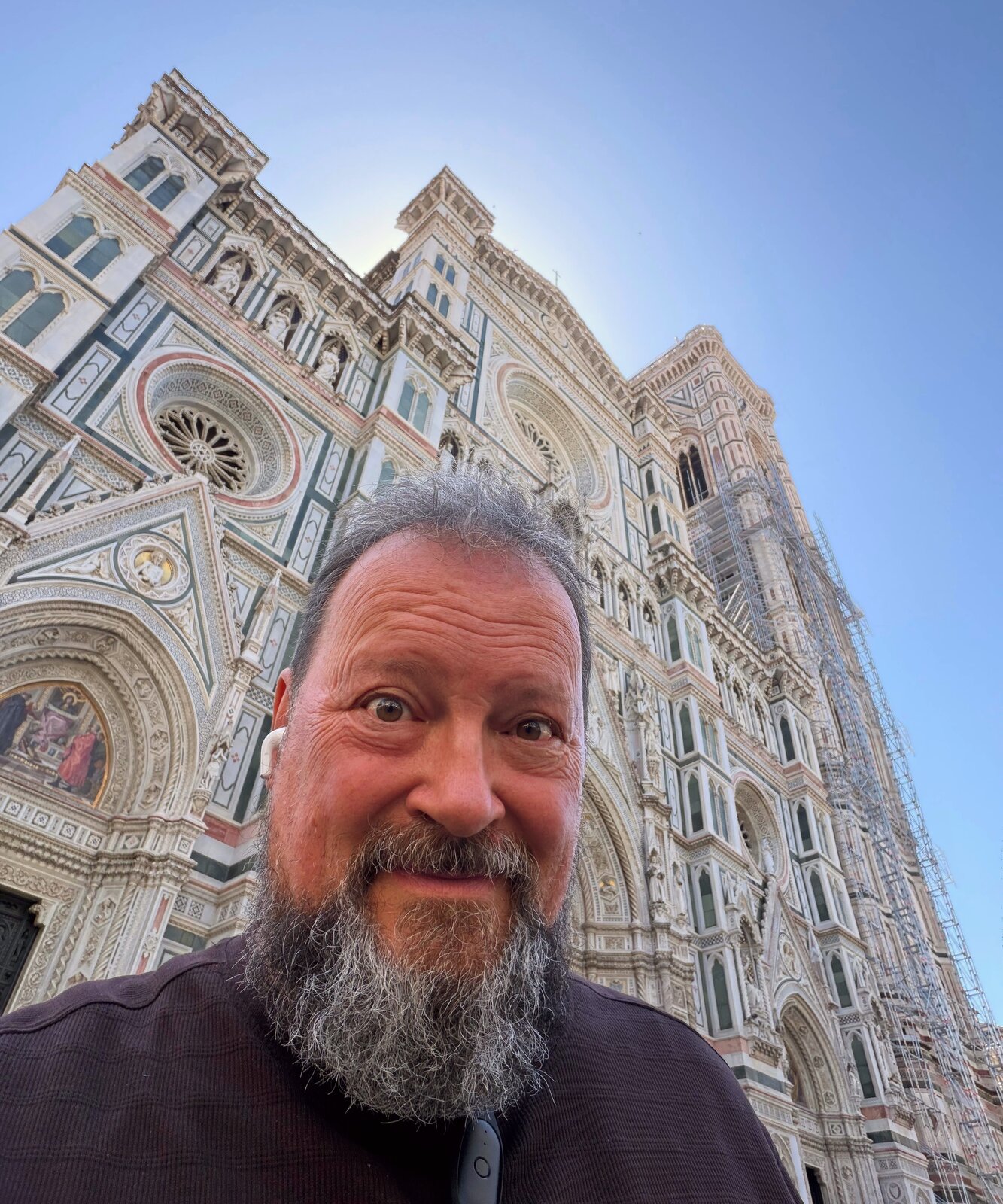 David Orban mosolyogva a firenzei Santa Maria del Fiore székesegyház homlokzata előtt