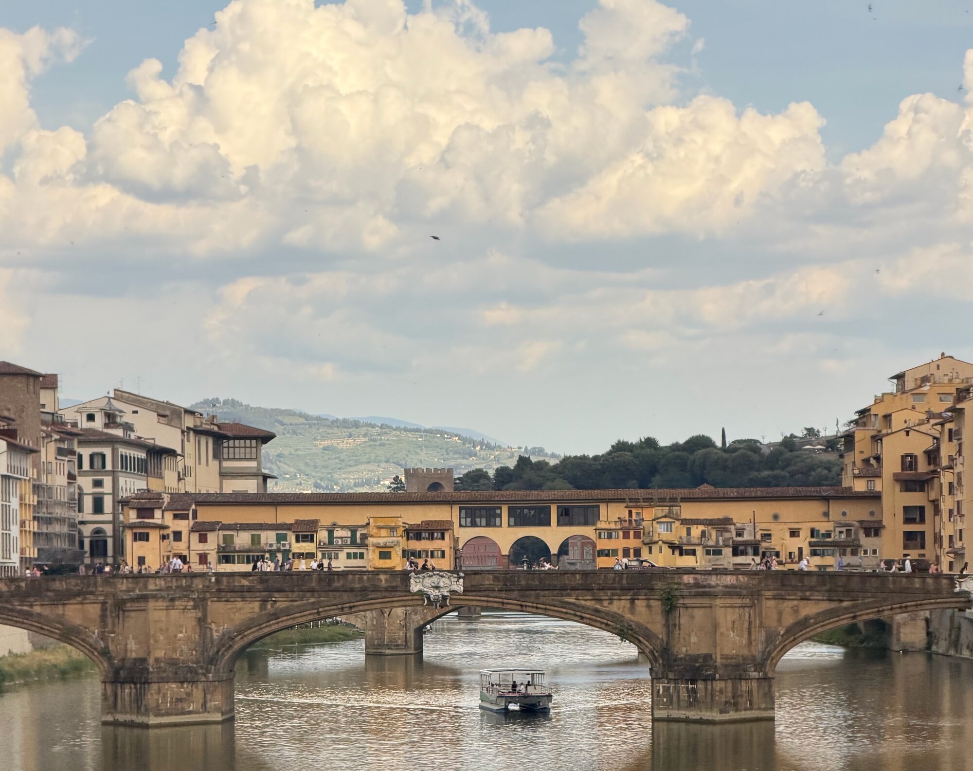 Ponte Santa Trinita az Arno felett, mögötte a Ponte Vecchio, Firenze