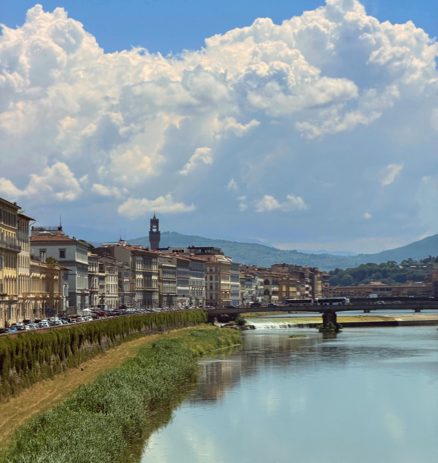 Kilátás az Arno mentén a Palazzo Vecchio tornya felé, Firenze